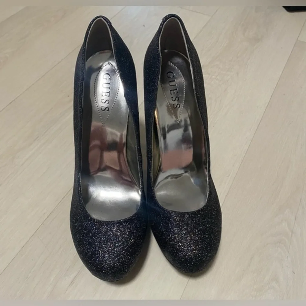 NWOT GUESS BLACK GLITTER ROUND TOE KARISE PLATFORM PUMPS HEELS - SIZE 9